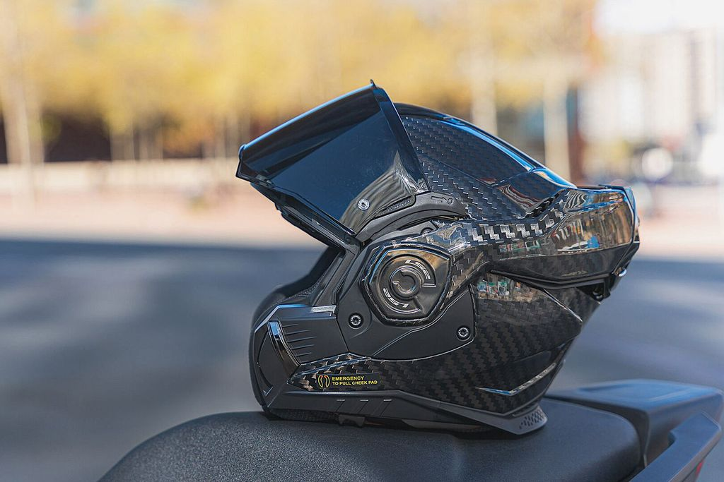 Ultra-Light Carbon Fiber Motorcycle Helmet – ECE 22.06 Certified | 50% Off + Free Bluetooth Headset